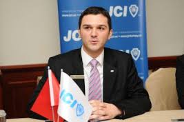 بالصور : رئيس الغرفة الفتية الدولية يشيد بمضامين خطاب سمو ولي العهد