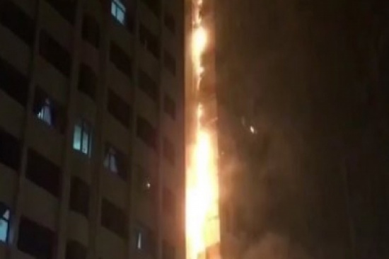 شاهد.. حريق مروّع ببرج سكني في أبوظبي واستنفار الدفاع المدني