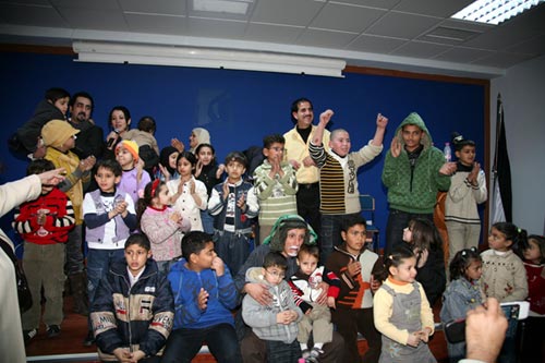 فنانون أردنيون يزورون مركز الحسين للسرطان