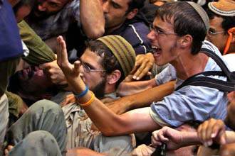 مئات المستوطنين يقتحمون نابلس بحماية جيش الاحتلال