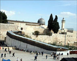 الاحتلال يواصل الحفريات ويقيم جسرا جديدا قرب الأقصى 