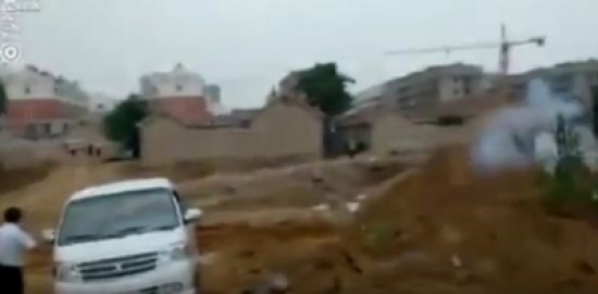 فيديو: مزارع صيني يُمطر لجنة إزالة المباني المخالفة بصواريخ محلية الصنع فيديو: مزارع صيني يُمطر لجنة إزالة المباني المخالفة بصواريخ محلية الصنع