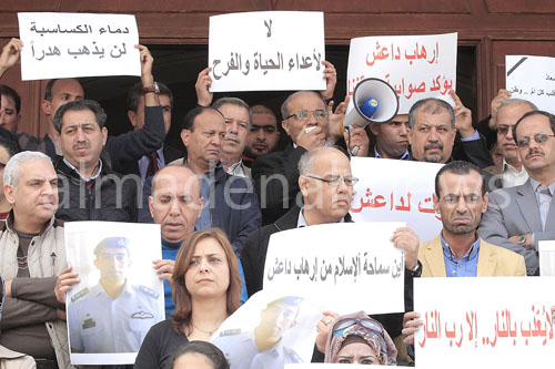بالصور : "الصحفيين" تنفذ وقفة تنديدا بجريمة قتل الشهيد الكساسبة