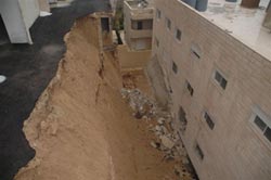 الدفاع المدني يتعامل مع حادث انهيار جدار استنادي .