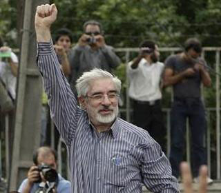 موسوي يدعو الإيرانيين للتظاهر 