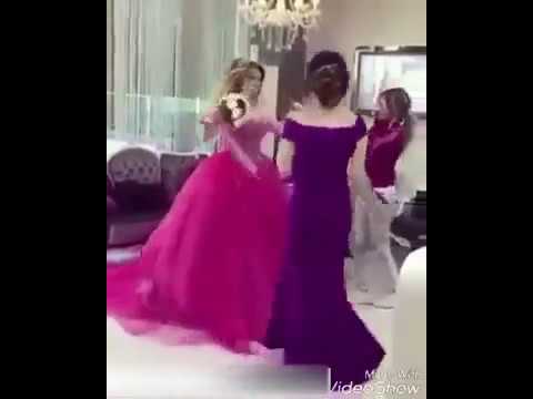 بالفيديو.. عروس تشارك صديقتيها رقصة عقب ارتدائها فستان الخطوبة بالفيديو.. عروس تشارك صديقتيها رقصة عقب ارتدائها فستان الخطوبة