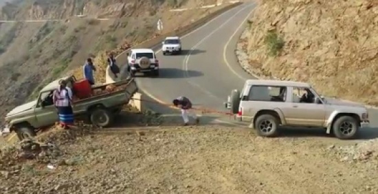 شاهد.. سحب سيارة عالقة ينتهي بنتيجة غير متوقعة !!