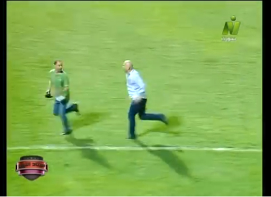 شاهد.. حسام حسن يطارد مصور ويعتدي عليه بعد تعادل فريقه في الدوري المصري شاهد.. حسام حسن يطارد مصور ويعتدي عليه بعد تعادل فريقه في الدوري المصري