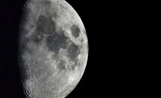 اصطدام صاروخ  " حطام فضائي " بسطح القمر الجمعة