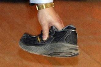 رشق رئيس الوزراء بالحذاء أصاب أمه بنزيف