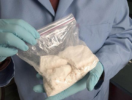 يبتلع 123 واقيا ذكريا محشوة بالمخدرات