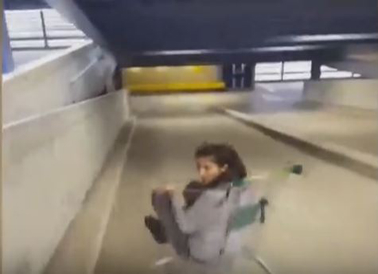 بالفيديو: فتاة ركبت عربة تسوق .. ماذا حداث لها ؟