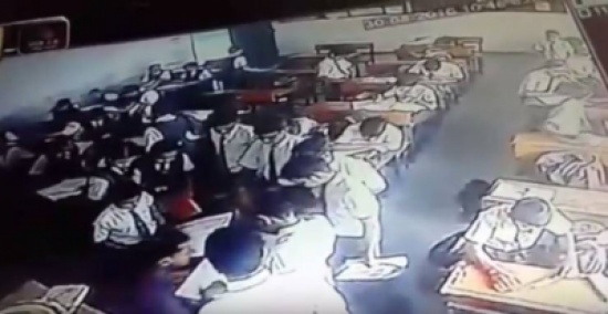 فيديو| شاهدوا وحشية معلم هندي مع تلميذ لم يحل الواجب!