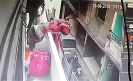 بالفيديو - الهند: لحظة سقوط سيدة من بلكونة منزل