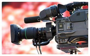 مسؤول «في مكتب إعلامي» فرطت أعصابه وحاول افتراس المذيعة!