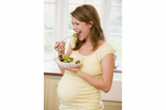 الأطعمة التي تتناولها الأم خلال الحمل تؤثر على تذوق الطفل طوال حياته