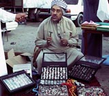 من هو هذا الرجل الذي يبيع الخواتم والمسابح؟