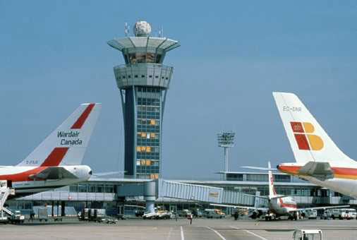 طفل يلعب في برج المراقبة يسبب اقلاع ثلاث طائرات