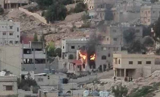 الرصيفة : حرق منزل قاتل مواطن خلال حفل زفاف ..20 موقوف الرصيفة : حرق منزل قاتل مواطن خلال حفل زفاف ..20 موقوف