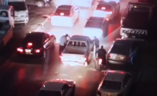 شرطة الرياض: الإطاحة بـ6 جناة سرقوا عابري الطريق تحت تهديد السلاح (فيديو) شرطة الرياض: الإطاحة بـ6 جناة سرقوا عابري الطريق تحت تهديد السلاح (فيديو)