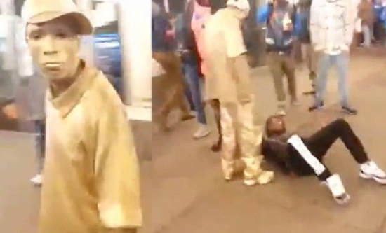 شاهد..  تمثال يؤدب لص حاول سرقته