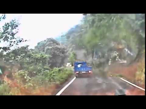 شاهد.. إنهيار صخري يتسبب في قلب شاحنة صغيرة من منحدر