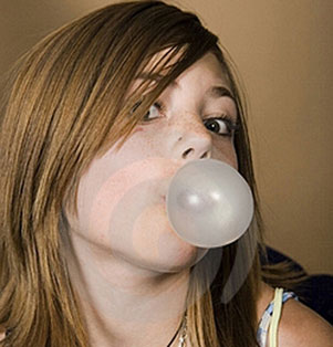 برلماني يطالب برفع حظرمضغ "العلكة"