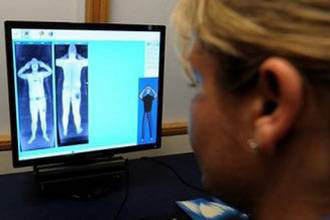 منع مسلمتين من السفر ببريطانيا لرفضهما المرور بجهاز "كشف الجسد"