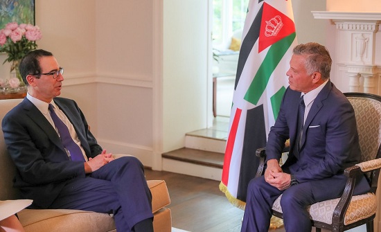 الملك يلتقي وزير الخزانة الأمريكي الملك يلتقي وزير الخزانة الأمريكي