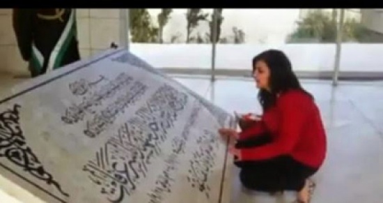 فتاة تغني على قبر ابو عمار