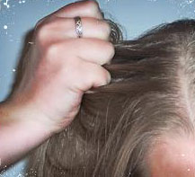 "بالشبشب".. معلمة تضرب زميلتها أمام الطلاب