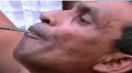 رجل يبتلع أفعى كوبرا