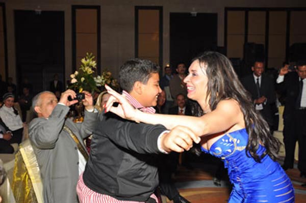 طفل يتتلمذ على أيدى الراقصة دينا 