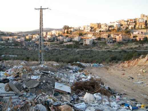 عاش عاماً في مكب للنفايات.. ليختبر الحياة