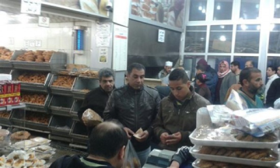 بالصور : الأردنيون يتهافتون على شراء الخبز والكاز قبل المنخفض بالصور : الأردنيون يتهافتون على شراء الخبز والكاز قبل المنخفض