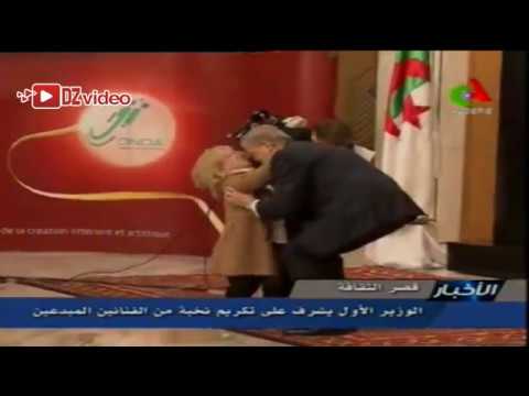 “شاهد” موقف محرج وقع فيه رئيس الوزراء الجزائري أثناء تكريمه مجموعة من الفنانين