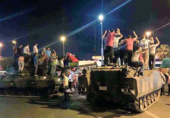 الجماهير التركية تملأ شوارع المدن رفضا لمحاولة الانقلاب (فيديو) الجماهير التركية تملأ شوارع المدن رفضا لمحاولة الانقلاب (فيديو)