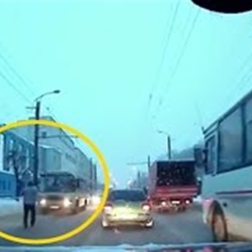 شاهد.. رجل ينجو بأعجوبة بعد رمي نفسه أمام حافلة