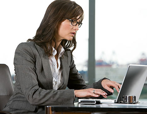 السكن بعيداً عن العاصمة يقلل فرص الجامعيات 