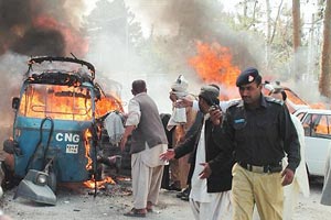 مقتل 11 في انفجار بسيارة ملغومة في لاهور الباكستانية