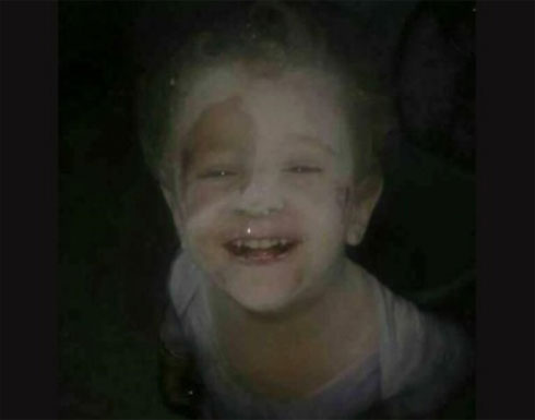 بيلد: طفل سوري تحت الأنقاض يتحدى بضحكته الأسد وبوتين