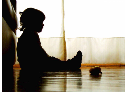 جريمة بشعة .. أب يقتل طفلته بطريقة مروعة... سجائر وكيّ بالنار في مصر