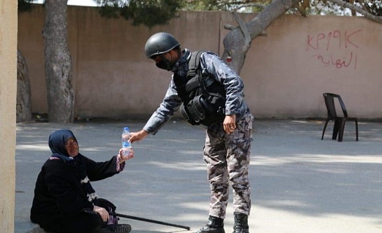 بالصور : دور انساني كبير لرجال الامن العام في الانتخابات