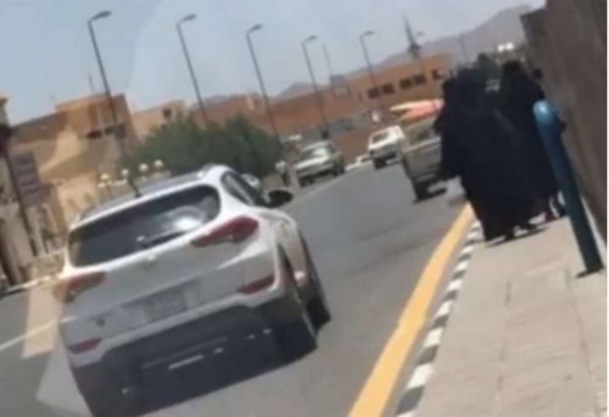 فيديو مستهجن: شاباً يُحاول إركاب 3 فتيات ومُضايقتهن بالطائف فيديو مستهجن: شاباً يُحاول إركاب 3 فتيات ومُضايقتهن بالطائف