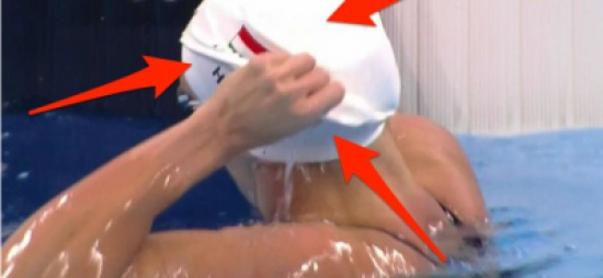 لماذا يلبس السباحون في الأولمبياد غطائين للرأس بدلًا من واحد