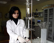 باحثة فلسطينية تعالج السرطان بالذهب