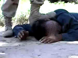 مدرس مصري يضع رأس طالب تحت الحذاء ويجلده