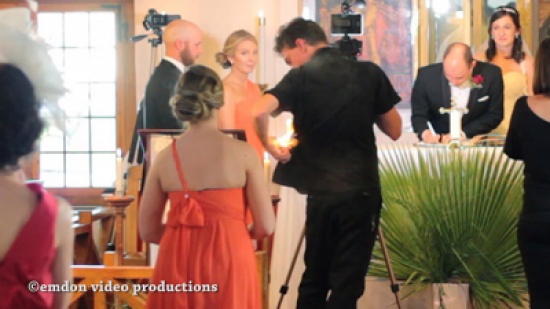 شاهد: لحظة اشتعال النيران في مصوّر حفل زفاف أثناء المراسم