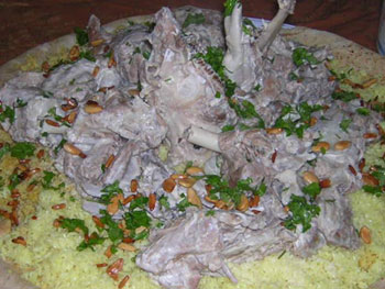 مطاعم عراقية في عمان اضافت المنسف الى قائمة طعامها 