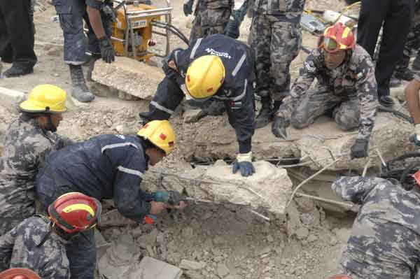 صور جديدة لحادث انهيار العماره في وادي السير